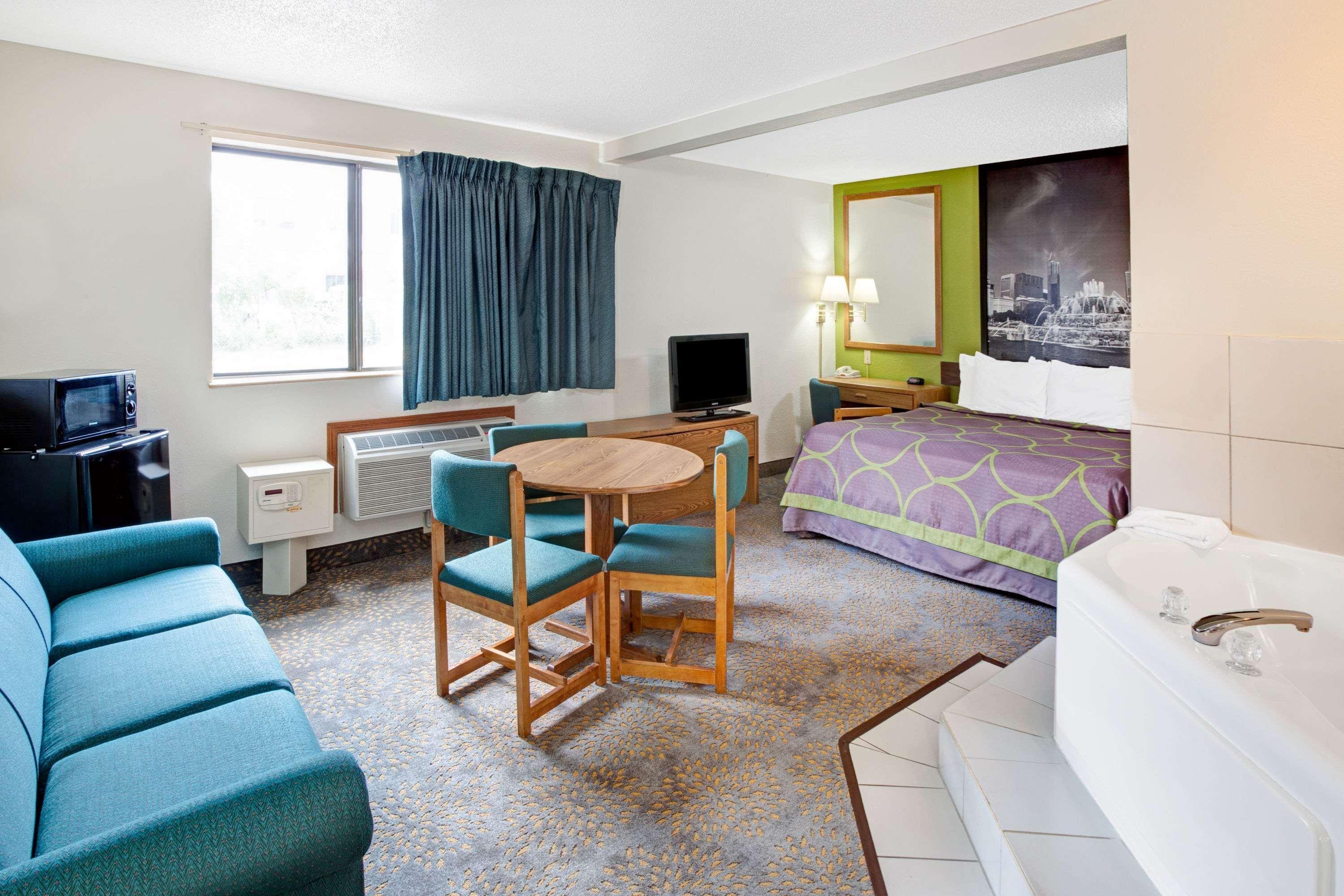 Super 8 By Wyndham Mokena/frankfort /i-80 Hotel